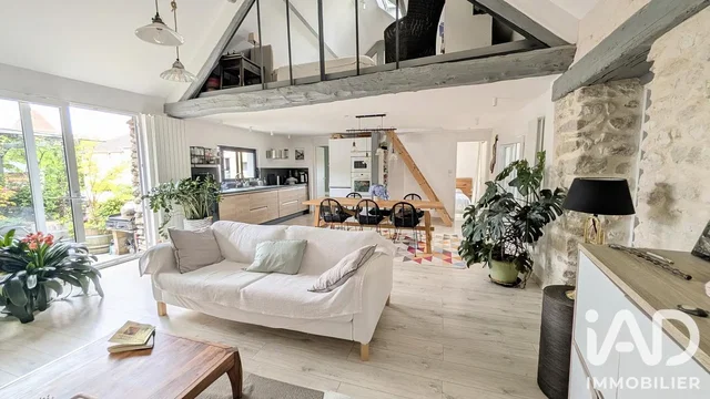 Oturma odası; doğal ışık, ahşap kirişler, modern stil