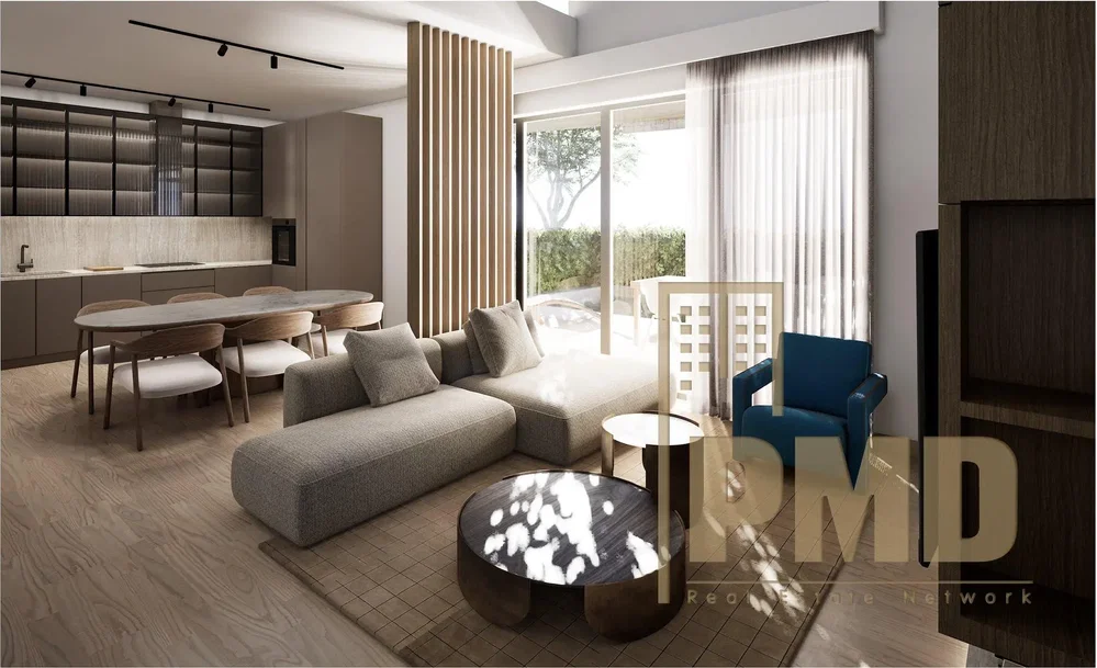 Oturma odası; doğal ışık, ahşap zemin, modern stil