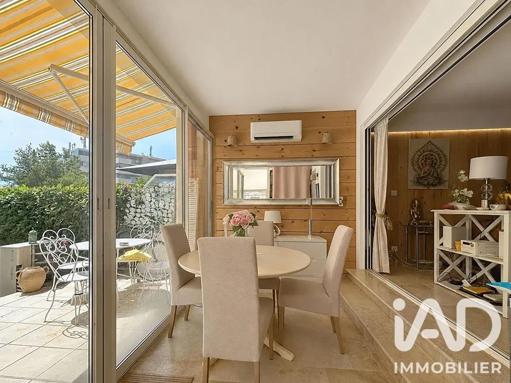 Oturma odası; doğal ışık, ahşap kirişler, modern stil