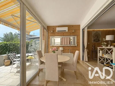 Oturma odası; doğal ışık, ahşap kirişler, modern stil