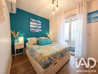 Yatak odası; ahşap zemin, doğal ışık, modern stil