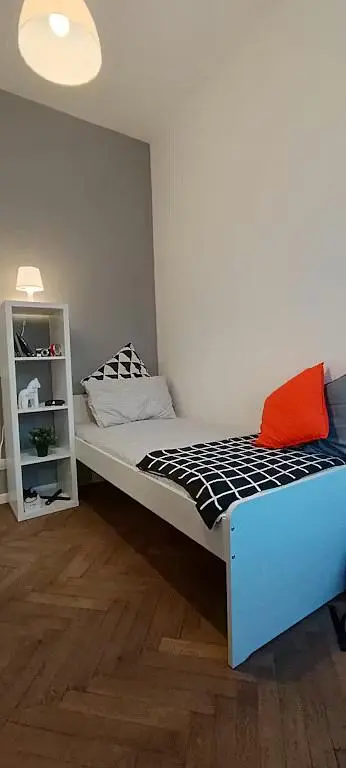 Camera da letto; pavimento in legno, luce naturale