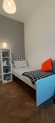 Camera da letto; pavimento in legno, luce naturale