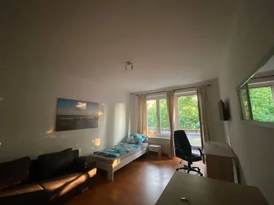Dětský pokoj; přirozené světlo, dřevěná podlaha
