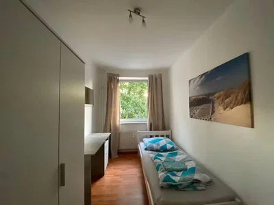 Ložnice; přirozené světlo, dřevěná podlaha