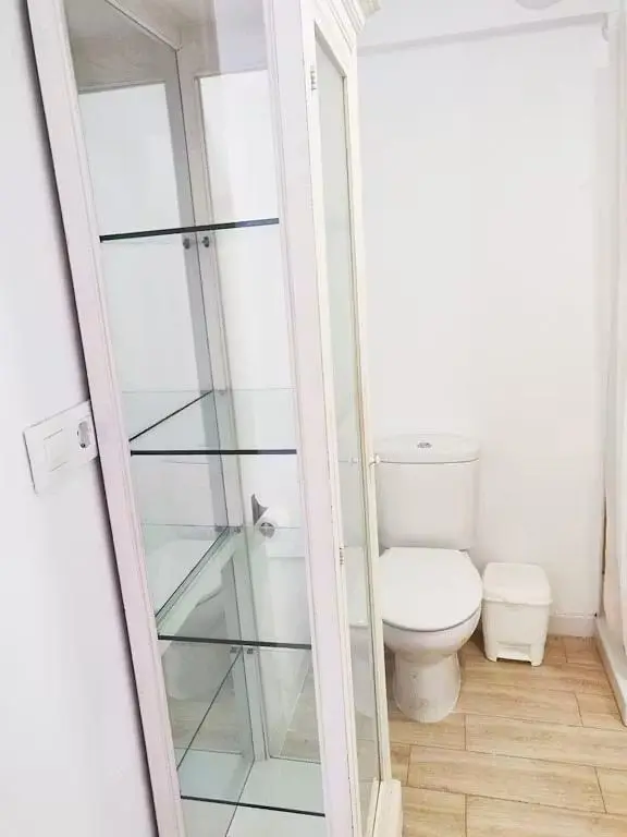 Toilettes; carrelage, lumière naturelle