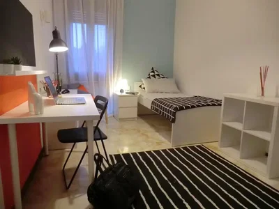 Camera da letto; luce naturale, pavimento in legno