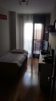 Dormitorio; suelo de madera, luz natural