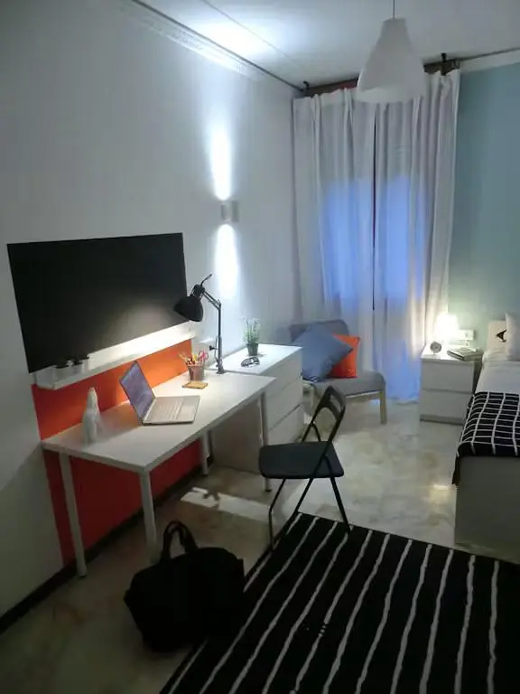 Camera da letto; luce naturale, stile moderno, pavimento in legno