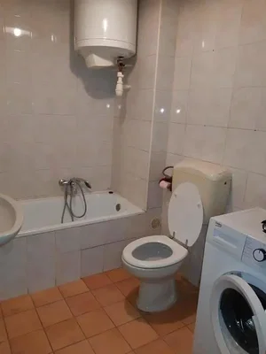 Toilette; fliesenboden, warmwasserbereiter