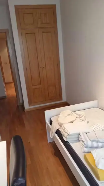 Dormitorio; suelo de madera, luz natural