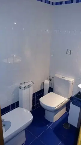 Toilette; fliesenboden, renovierungsbedürftig
