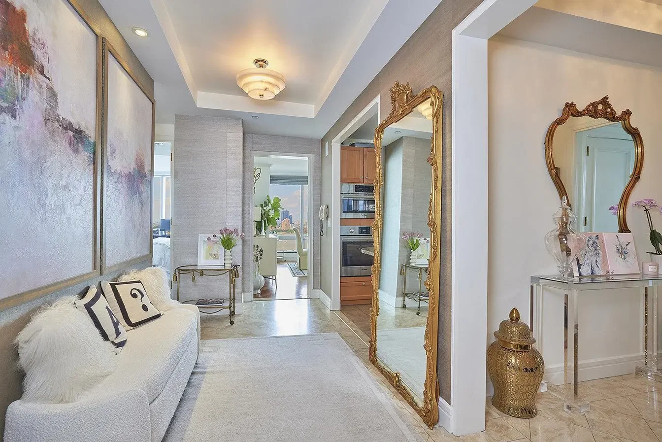 Oturma odası; modern stil, ahşap zemin, doğal ışık, tadilatlı