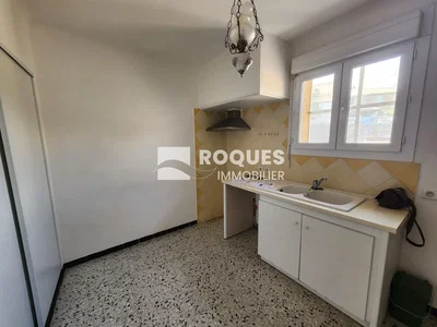Cucina; pavimento in piastrelle, luce naturale