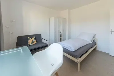Schlafzimmer; tageslicht, renovierungsbedürftig