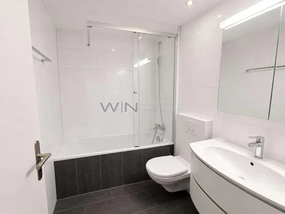 Banyo; fayans zemin, doğal ışık