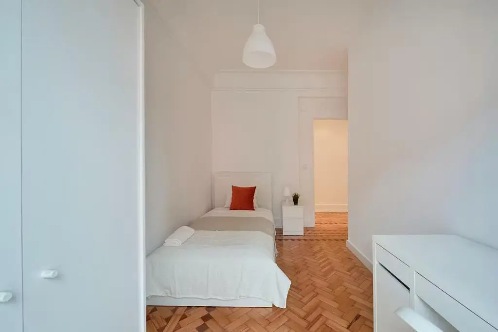 Schlafzimmer; holzboden, tageslicht