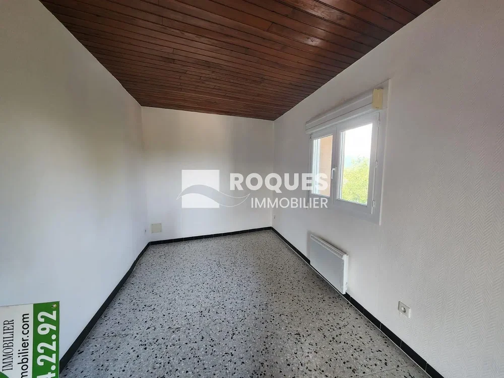 Altro; travi in legno, pavimento in piastrelle, luce naturale