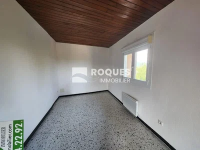 Altro; travi in legno, pavimento in piastrelle, luce naturale