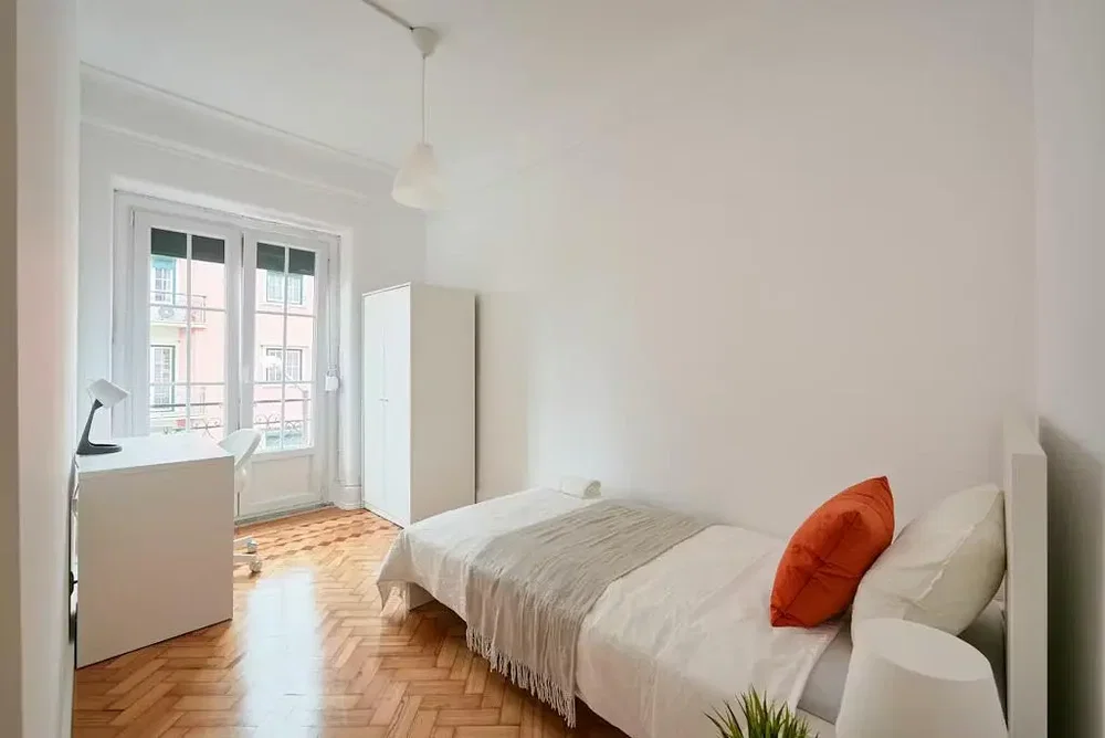 Schlafzimmer; holzboden, tageslicht