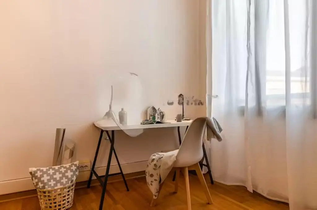 Kinderzimmer; holzboden, tageslicht