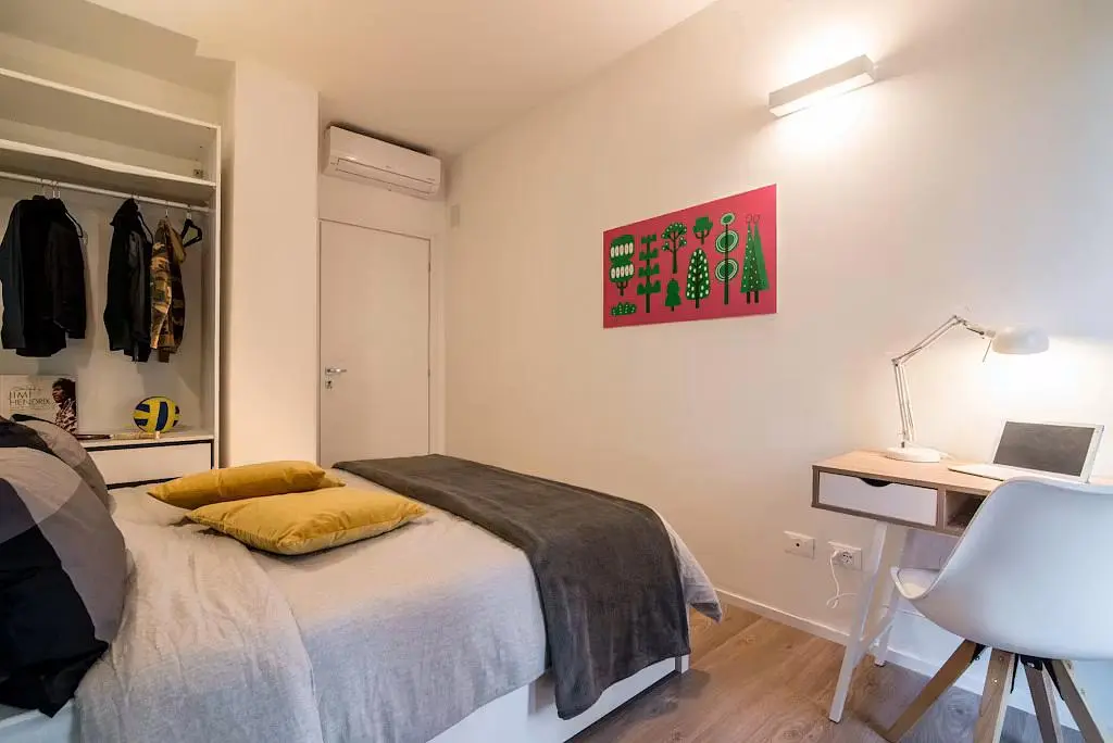 Schlafzimmer; tageslicht, moderner stil, holzboden
