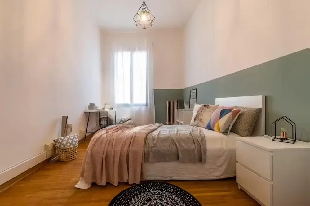 Schlafzimmer; holzboden, tageslicht