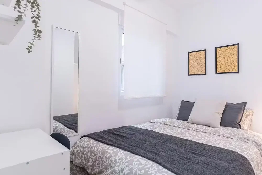 Spavaća soba; prirodno svjetlo, moderni stil