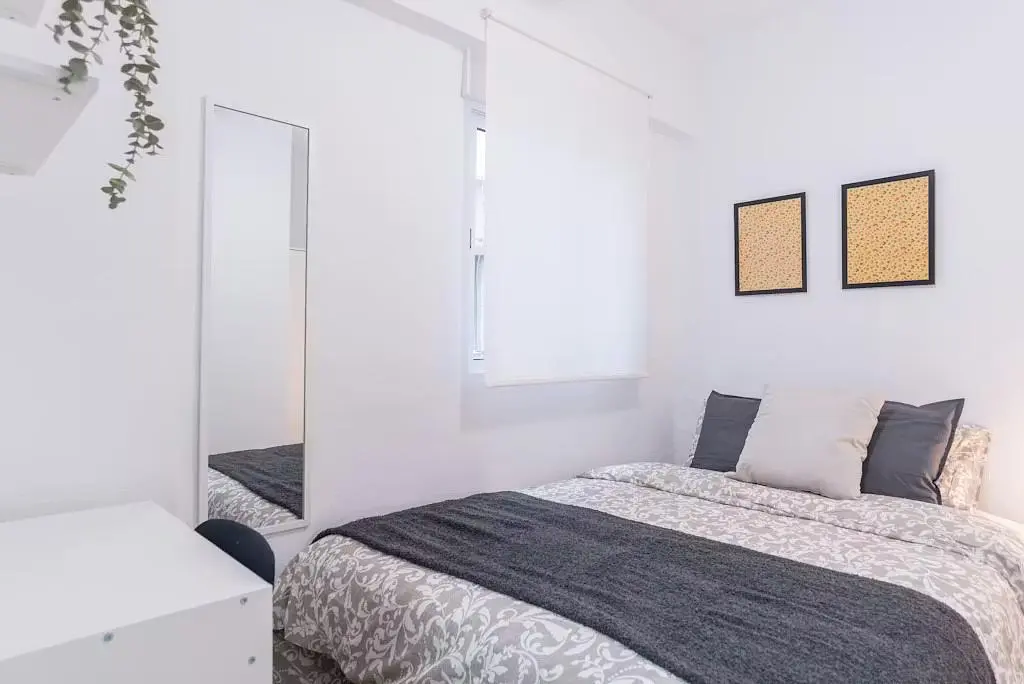 Spavaća soba; prirodno svjetlo, moderni stil