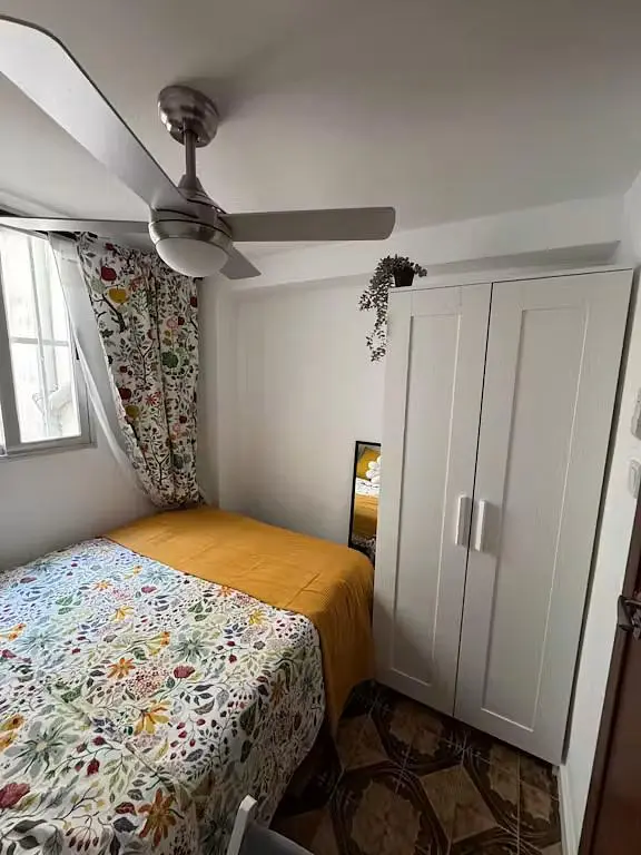 Schlafzimmer; tageslicht, holzboden