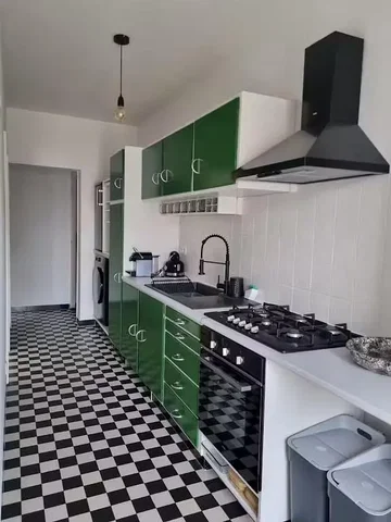 Cocina; electrodomésticos, suelo de baldosas