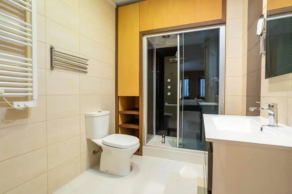 Toilette; fliesenboden, renoviert, tageslicht