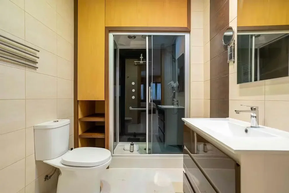 Toilette; fliesenboden, renoviert, tageslicht