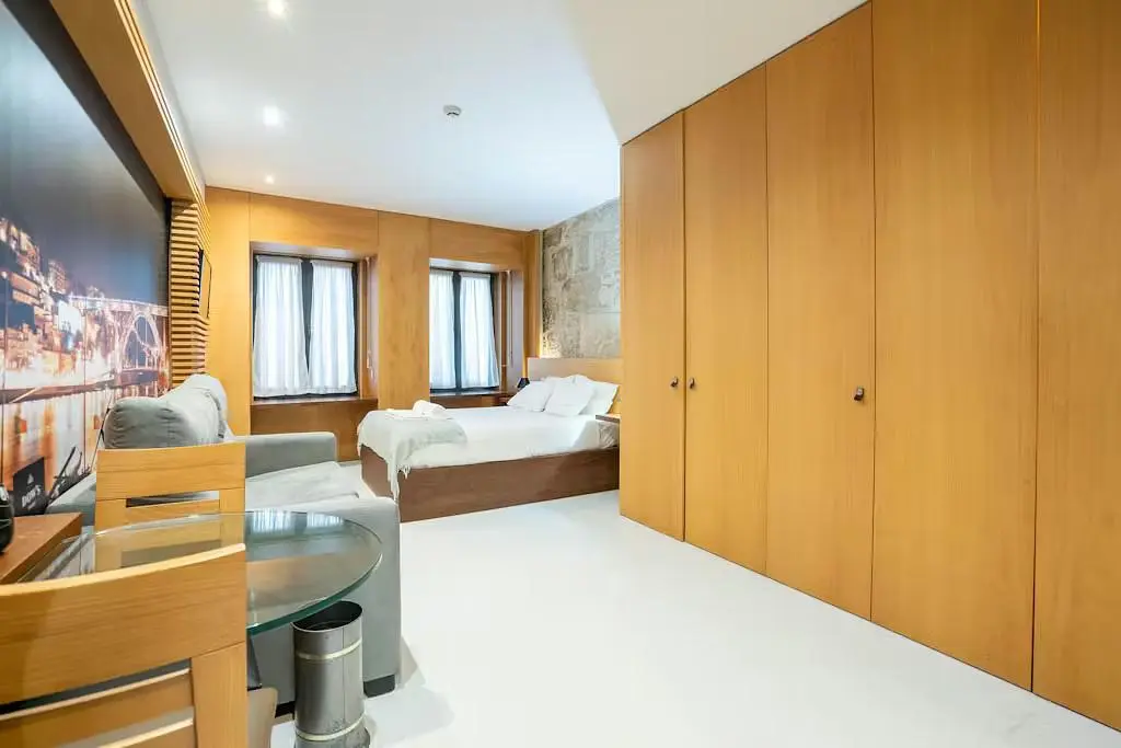 Schlafzimmer; holzboden, tageslicht, moderner stil