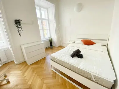 Spavaća soba; drveni pod, prirodna svjetlost