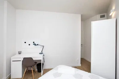 Schlafzimmer; holzboden, tageslicht