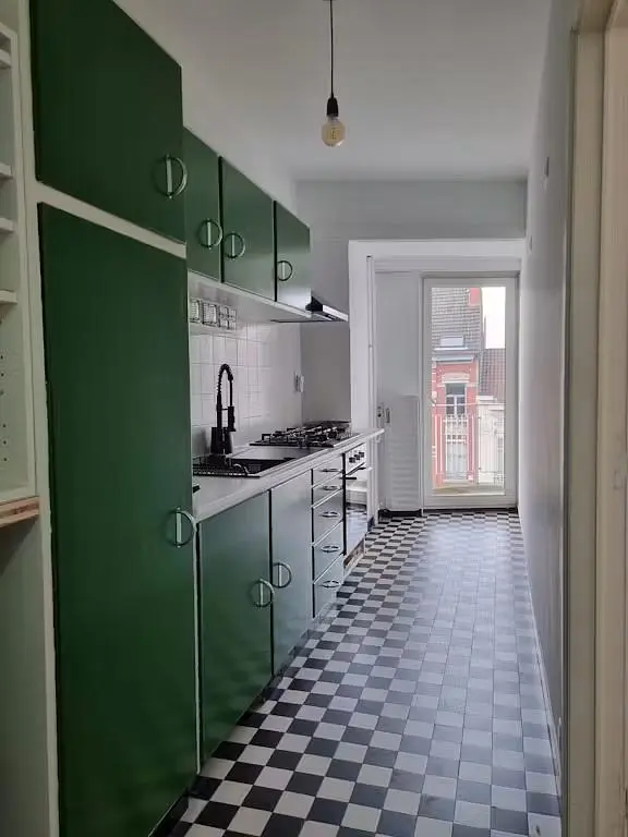 Küche; küchengeräte, fliesenboden, tageslicht, blick