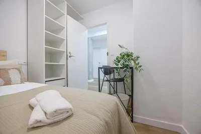 Schlafzimmer; tageslicht, holzboden