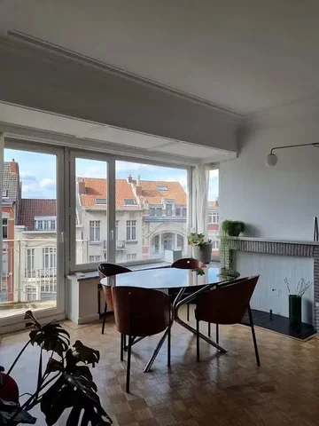 Salón; luz natural, suelo de baldosas