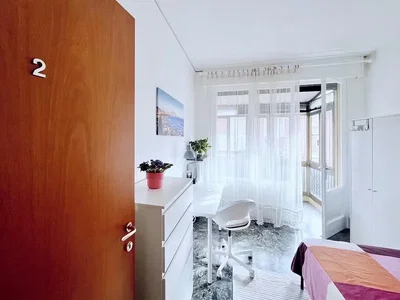 Camera da letto; luce naturale, pavimento in legno
