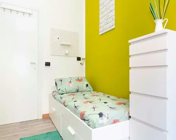 Schlafzimmer; holzboden, tageslicht