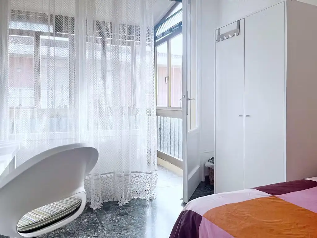 Camera da letto; luce naturale, pavimento in legno