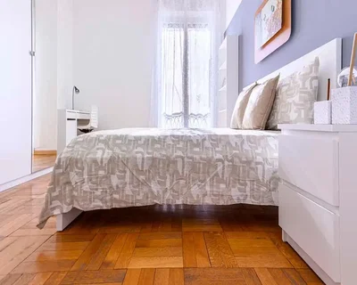 Schlafzimmer; holzboden, tageslicht