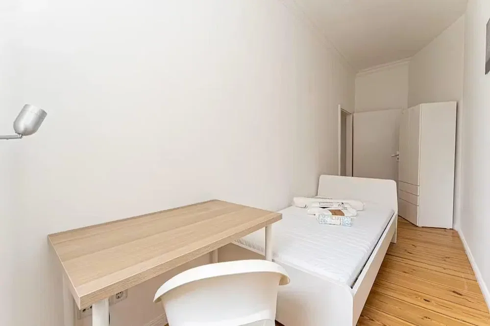 Schlafzimmer; holzboden, tageslicht
