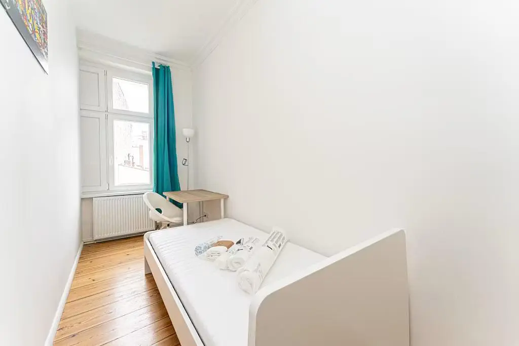 Schlafzimmer; tageslicht, holzboden
