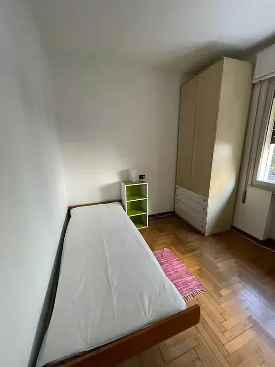 Dormitorio; suelo de madera, luz natural