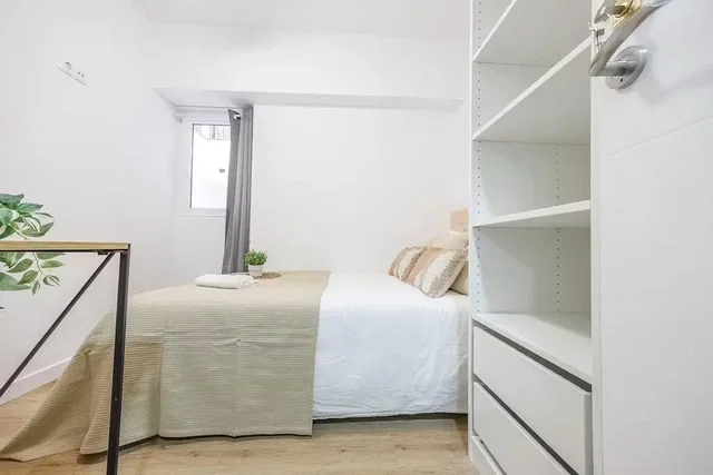 Schlafzimmer; holzboden, tageslicht
