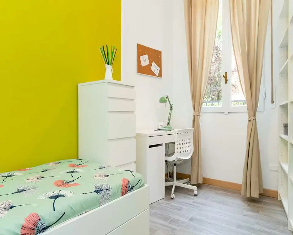 Schlafzimmer; tageslicht, holzboden