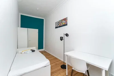 Schlafzimmer; holzboden, tageslicht