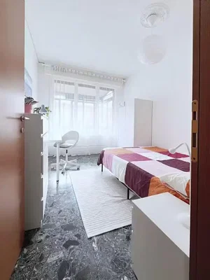 Camera da letto; luce naturale, pavimento in piastrelle